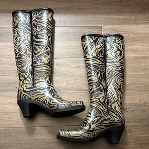 Dav rain boots - unlined - with small heel.  Size 6 (small)